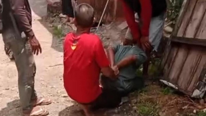 Pria diduga culik hingga cabuli bocah diamuk massa di Gowa.