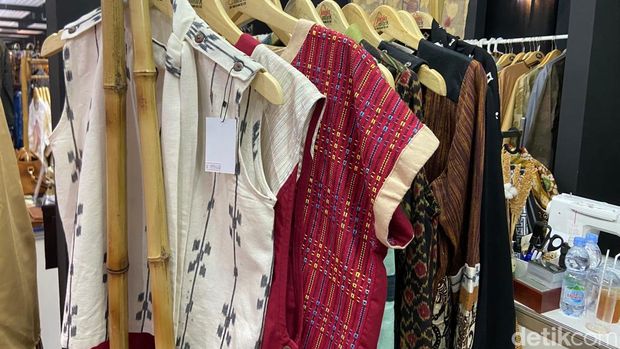 Produk Hanenda.idn menggunakan bahan wastra Nusantara. Foto diambil Jumat (10/11/2023)