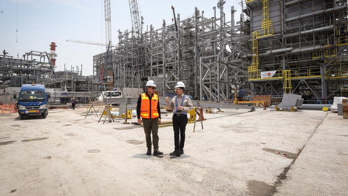 Wakil Menteri BUMN Kartika Wirjoatmodjo (tengah) berbincang dengan Presiden Direktur PT Freeport Indonesia (PTFI) Tony Wenas (kedua kiri) saat meninjau pembangunan proyek Smelter Freeport di Kawasan Ekonomi Khusus Java Integrated and Industrial Port Estate (KEK JIIPE), Gresik, Jawa Timur, Kamis (9/11/2023). Wakil Menteri BUMN Kartika Wirjoatmodjo mengapresiasi PTFI yang telah menyelesaikan lebih dari 80 persen pembangunan smelter per akhir Oktober 2023, sesuai target linimasa kurva-S dari pemerintah. ANTARA FOTO/Rizal Hanafi/tom.