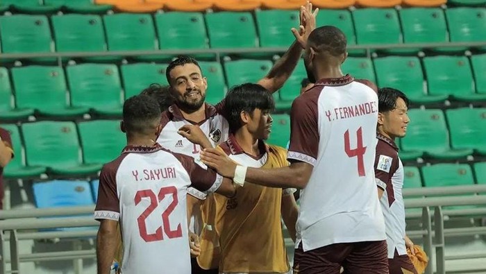 PSM Makassar merayakan kemenangan atas Hougang United dalam laga matchday keempat AFC Cup 2023/2024.