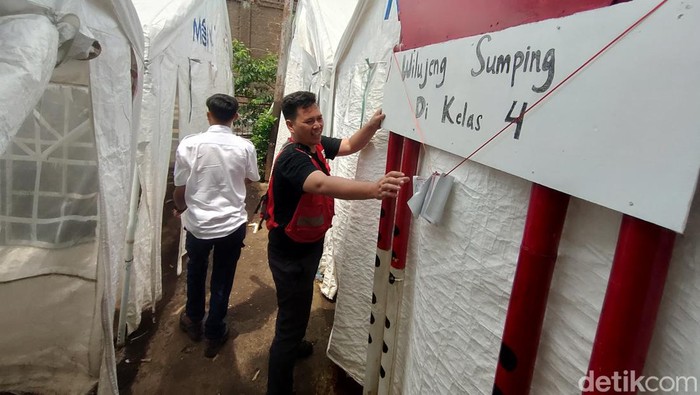 Relawan Cianjur yang tetap setiap membantu penyintas gempa setahun pasca bencana