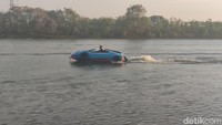 Replika Lamborghini super water car tampak dari jauh/Foto: Suparno/detikJatim