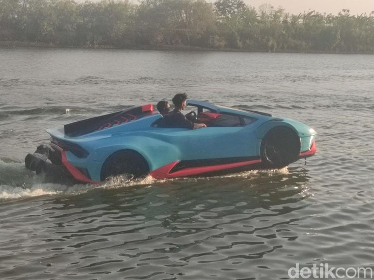 Memacu Replika Lamborghini Super Water Car di Kali Porong Sidoarjo