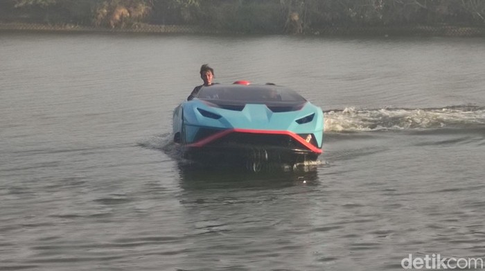 Replika Lamborghini tersebut karya Mahandika Bayu Aji (24). Saat ini sedang dalam tahap penyempurnaan untuk jadi wahana di wisata Seven Point Jetski Sidoarjo.