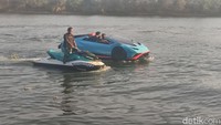 Replika Lamborghini super water car saat siap dipacu di Kali Porong Sidoarjo, Jumat (10/11/2023)/Foto: Suparno/detikJatim