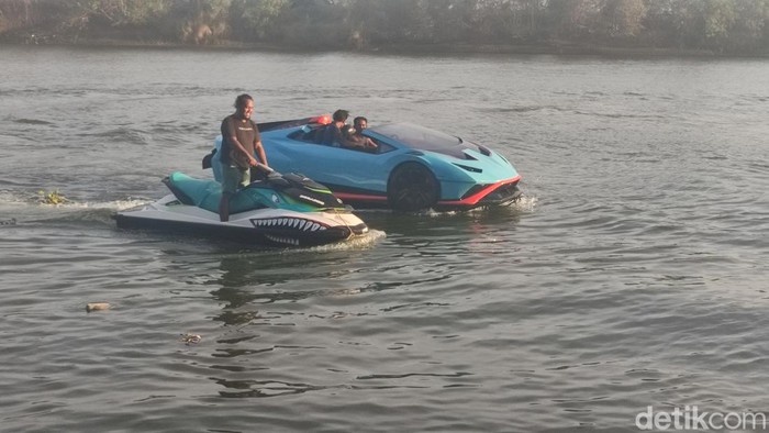 Memacu Replika Lamborghini Super Water Car di Kali Porong Sidoarjo