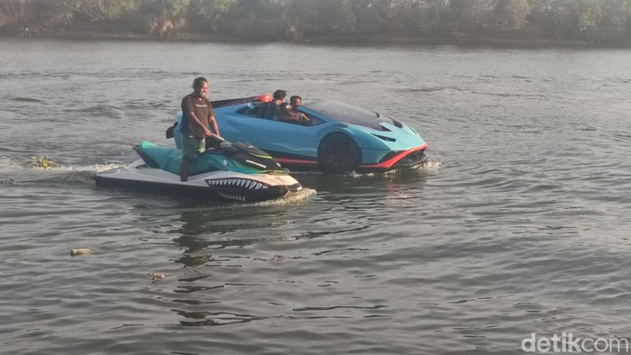 Replika Lamborghini Super Water Car di Kali Porong Sidoarjo Replika Lamborghini tersebut karya Mahandika Bayu Aji (24). Saat ini sedang dalam tahap penyempurnaan untuk jadi wahana di wisata Seven Point Jetski Sidoarjo.