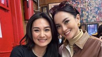 Di New York, wanita 40 tahun ini mencicipi sandwich legendaris di restoran Katzs Delicatessen. Sandwich dagingnya bikin ngiler ya?  Foto: Instagram ririnekawati