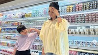 Bersama anak perempuannya yang akrab disapa Yaya, Ririn Ekawati tampak hendak belanja. Mereka berpose dulu di rak produk yogurt. Foto: Instagram ririnekawati