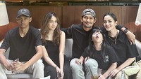 Begini potret bahagia keluarga Ririn Ekawati dan Ibnu Jamil. Mereka kumpul dalam formasi lengkap saat bersantap di restoran. Foto: Instagram ririnekawati