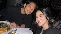 Selalu tampil kompak dan romantis, begini pose Ririn Ekawati dan Ibnu Jamil saat makan bersama. Mereka menikmati steak berlumur saus gurih. Foto: Instagram ririnekawati