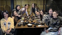 Merayakan ulang tahunnya bersama Ashanty, geng cendol terlihat makan bersama. Mereka makan di restoran Jepang mewah. Foto: Instagram ririnekawati
