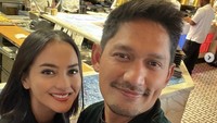 Magic happens in the kitchen, tulis kakak Rini Yulianti ini di keterangan. Ia dan suami tengah makan di Gordon Ramsay Hells Kitchen yang terkenal di Amerika Serikat. Foto: Instagram ririnekawati