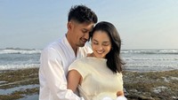Ririn Ekawati (9/11/2023) mengunggah foto di pantai dengan posisi dirinya dipeluk dari belakang oleh sang suami, Ibnu Jamil. Ia menulis It’s a gift and we’re blessed. Can’t wait yang merujuk pada kehamilannya.  Foto: Instagram ririnekawati