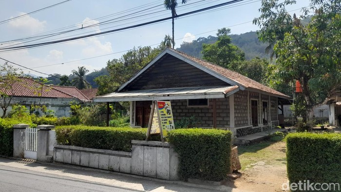 Rumah Peninggalan Raden Machjar Angga Koesoemadinata, pencipta sistem notasi nada daminatilada di Sumedang.