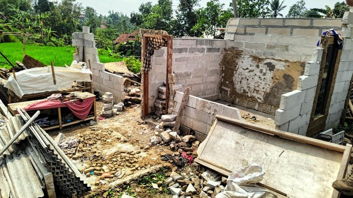 Rumah rusak akibat angin puting beliung di Sukabumi