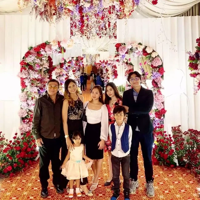 Walaupun punya usia yang beda jauh dari Willy Dozan namun keduanya tetap terlihaat kompak. Rumiyati juga cukup dekat dengan anak-anak sambungnya dari pernikahan Willy Dozan yang terdahulu. Foto: Instagram/@willydozan777