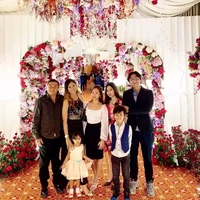 Walaupun punya usia yang beda jauh dari Willy Dozan namun keduanya tetap terlihaat kompak. Rumiyati juga cukup dekat dengan anak-anak sambungnya dari pernikahan Willy Dozan yang terdahulu. Foto: Instagram/@willydozan777