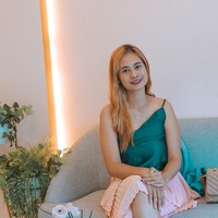 Punya penampilan yang jauh lebih muda dari Willly membuat Rumiyati pun kerap disebut bak ayah-anak dengan Willy alih-alih suami-istri. Ditambah lagi gaya Rumiyati pun masih tampak begitu stylish. Foto: Instagram/@arumi_ningsihh