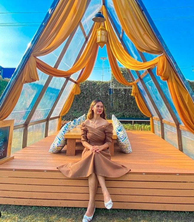 Rumiyati Ningsih jadi sorotan karena usianya yang cukup jauh berbeda dengan suaminya, Willy Dozan. Jika saat ini sang aktor laga itu sudah berusia 66 tahun, maka Rumiyati masih berusia 35 tahun. Foto: Instagram/@arumi_ningsihh