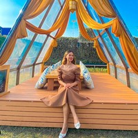 Rumiyati Ningsih jadi sorotan karena usianya yang cukup jauh berbeda dengan suaminya, Willy Dozan. Jika saat ini sang aktor laga itu sudah berusia 66 tahun, maka Rumiyati masih berusia 35 tahun. Foto: Instagram/@arumi_ningsihh