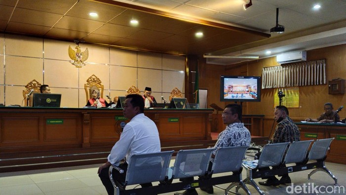 Sekda Bandung Ema Sumarna (baju putih) saat jadi saksi di kasus korupsi Yana cs di Pengadilan Tipikor Bandung