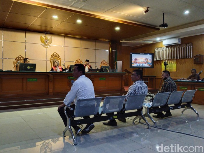 Sekda Bandung Ema Sumarna (baju putih) saat jadi saksi di kasus korupsi Yana cs di Pengadilan Tipikor Bandung
