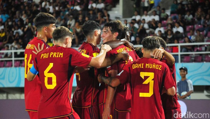 Selebrasi Timnas Spanyol U-17 usai mencetak gol melawan Timnas Kanada di Stadion Manahan Solo, Jumat (10/11/2023).