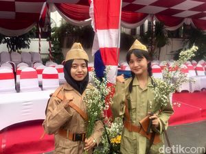Pakaian Ala Pejuang Bikin Semangat Pelajar Surabaya Membara di Hari Pahlawan