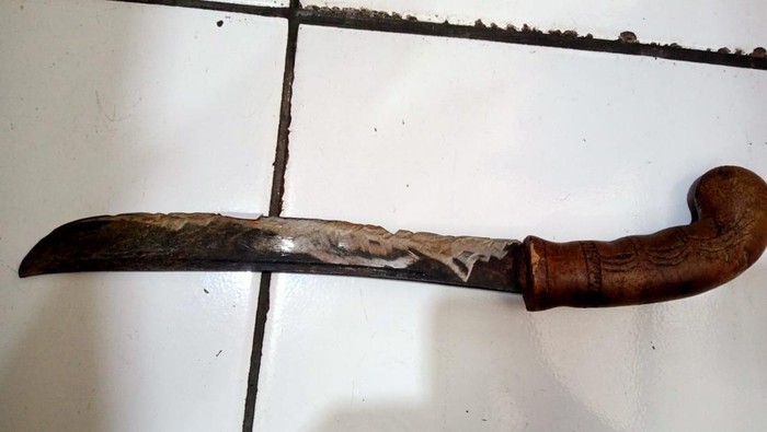 Senjata Tajam Pelaku Aniaya Korban di Cimahi
