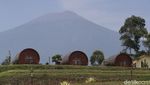 Sensasi Menginap dalam Gentong Kayu Ditemani Pemandangan Gunung Slamet
