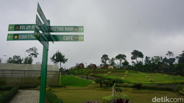 Desa wisata Serang, Purbalingga, menawarkan sensasi menginap yang unik. Berada dalam kawasan D'LAS, penginapan ini berupa cottage berbentuk gentong kayu.