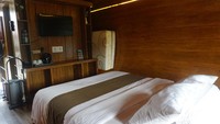 Fasilitas D’LAS Cottage adalah kasur untuk dua orang, kamar mandi dalam yang dilengkapi air hangat, televisi di dinding, hingga teras di depan kamar.   