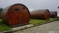 Jika cuaca mendukung, pemandangan alam Gunung Slamet terlihat jelas di belakang cottage. Ini lah yang merupakan salah satu daya tarik menginap di gentong kayu tersebut.  