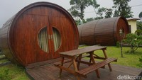 D’LAS Cottage ini berbentuk seperti gentong kayu yang terguling. Cottage dengan latar Gunung Slamet ini mempunyai tiga bangunan yang letaknya berjejer. Satu gentong merupakan satu kamar. Cottage ini bisa menjadi pilihan bagi traveler yang tengah berkunjung ke DLAS atau sedang berada di Purbalingga.