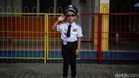 Rier (6) menggunakan pakaian pilot. Ibunya bercerita bahwa dia ingin anaknya menjadi seorang pilot.