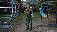 Zio menggunakan pakaian tentara, alasan dia memakai pakaian itu karena memang ingin menjadi tentara.