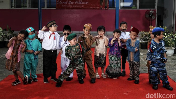 Sejumlah anak mengikuti peringatan Hari Pahlawan di TK Strada Santa Theresia, Koja, Jakarta Utara, Jumat (10/11). Mereka memakai seragam bertema pahlawan.