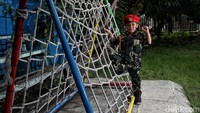 Nathan berpose menggunakan pakaian tentara dengan baret merah. Alasan dia memakai pakaian itu karena memang ingin menjadi tentara.