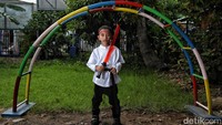 Yeriko (6) menggunakan pakaian pahlawan dengan khas Kapitan Pattimura.
