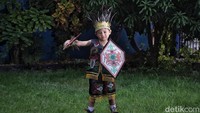 Agre (6) mengenakan pakaian khas Dayak saat memperingati Hari Pahlawan Nasional.