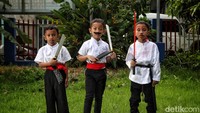 Jeremi (6), Jonatan (6), Yeriko memakai pakaian khas Kapitan Pattimura. Mereka memamg mengidolakan Kapitan Pattimura.