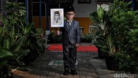 William memakai pakaian khas Bung Hatta.