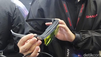 Kacamata ini membantu pengguna mendapatkan beragam informasi dari layar yang berbeda. Foto: Fyk/detikinet