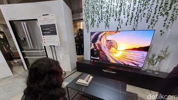 Televisi ini dibekali kamera yang dapat mendeteksi kondisi penonton. Foto: Fyk/detikinet