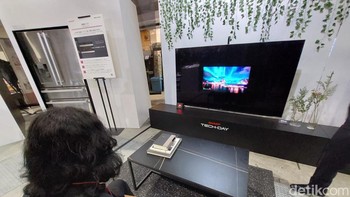 Jika penonton sibuk dan tidak menatap layar, televisi otomatis mengecil untuk hemat daya. Foto: Fyk/detikinet