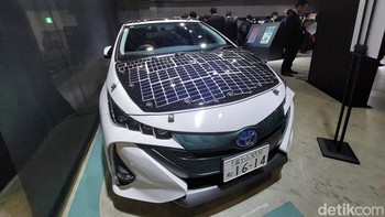 Ini adalah mobil dengan panel tenaga surya yang dikembangkan oleh Sharp bersama Toyota. Foto: Fyk/detikinet
