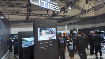 Pengunjung memadati Sharp Tech Day yang diadakan di Tokyo Big Sight, menampilkan beragam teknologi futuristik. Foto: Fyk/detikinet