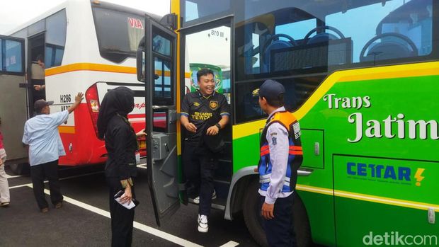 Shuttle Bus GBT Surabaya