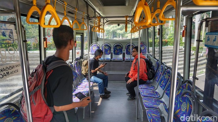 Shuttle bus untuk mengangkut penonton Piala Dunia U-17 2023 di Stadion Si Jalak Harupat.